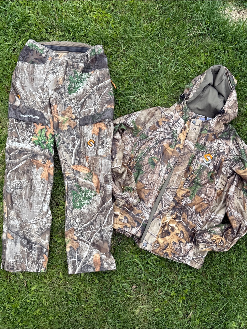 SCENTLOK and Realtree Women’s Hunting Early Season Fall Jacket and Pants Set